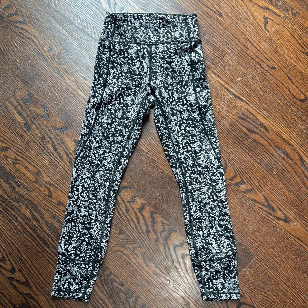 Lululemon 7/8 leggings gray/black bubble size 2/small